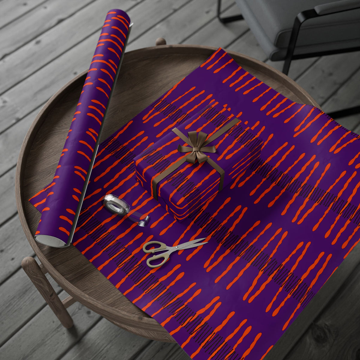 Papel de regalo con rayas onduladas vibrantes: envoltorio abstracto morado y naranja