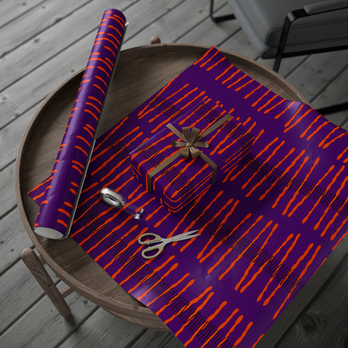 Papel de regalo con rayas onduladas vibrantes: envoltorio abstracto morado y naranja